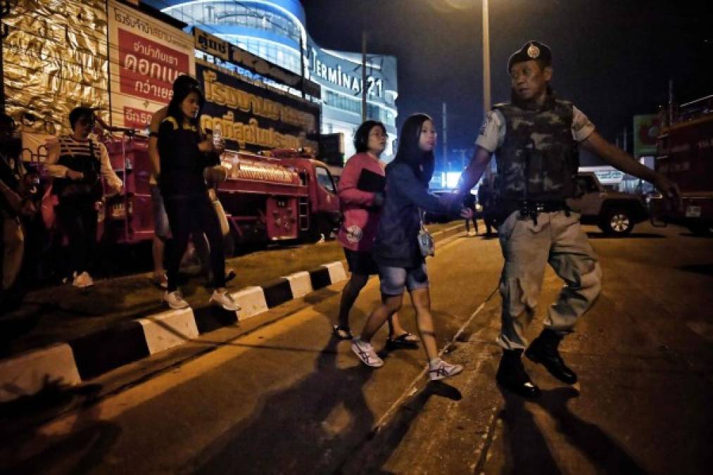 El ataque, ocurrido en la ciudad de Nakhon Ratchasima (noreste de Tailandia), se inició al caer la tarde del sábado en unos cuarteles del ejército.