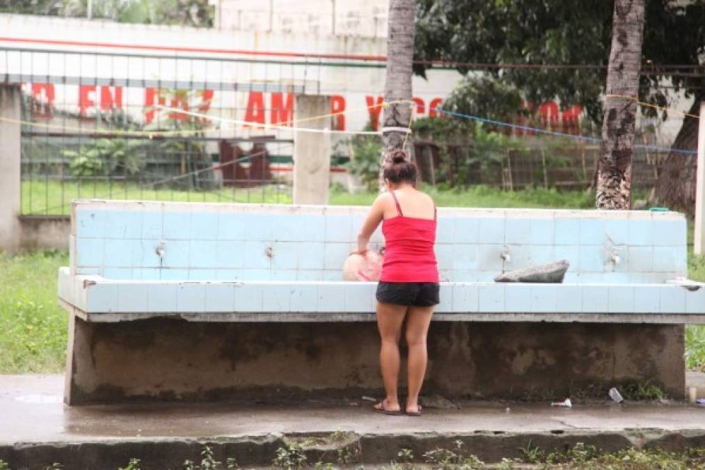 Hondureños se las arreglan como pueden para sobrellevar la situación dentro de los albergues.