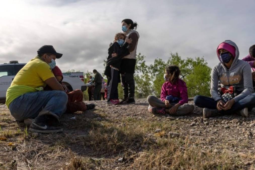 Al asumir el cargo, el mandatario demócrata suspendió las deportaciones de migrantes por 100 días, avaló un proyecto de ley para ofrecer un camino a la ciudadanía a los 11 millones de inmigrantes indocumentados que se estima hay en el país, y comenzó a admitir a algunos de los solicitantes de asilo que llevaban meses esperando en campamentos en México.