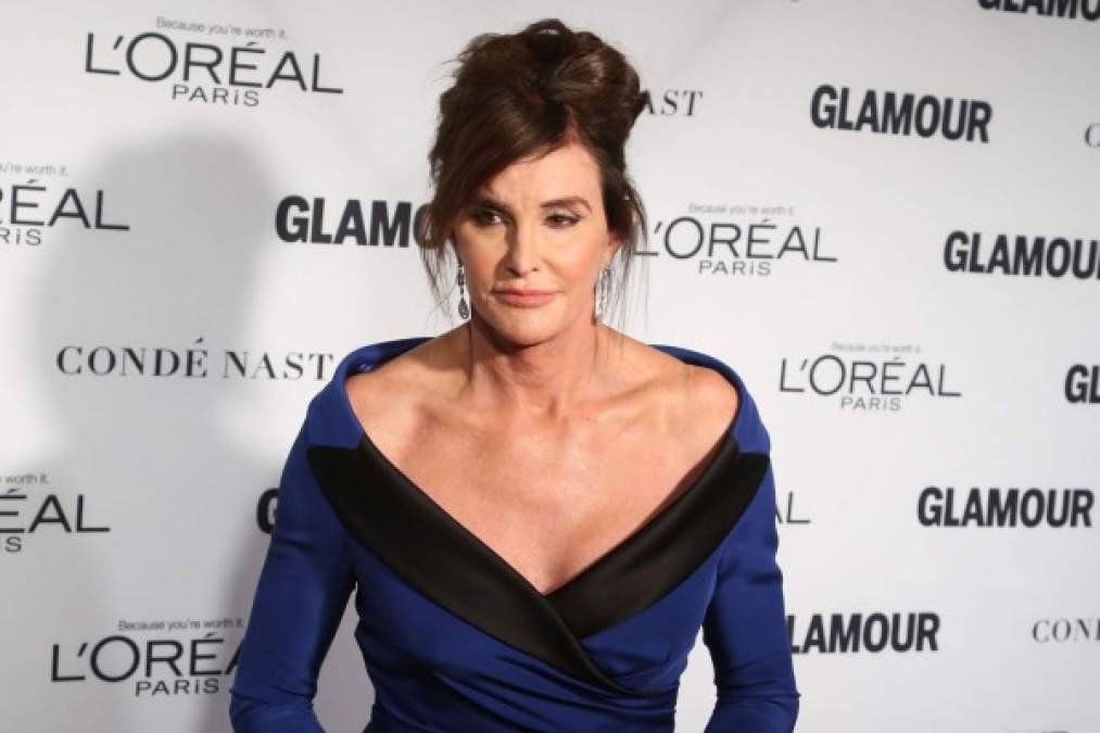 Caitlyn asistió con un impresionante vestido de Moschino a la entrega del premio Mujer del Año de la revista 'Glamour'