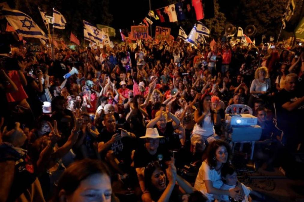 Cientos de israelíes celebraron después de una sesión especial de votación de la Knesset sobre la formación de un nuevo gobierno de coalición, en Jerusalén. Fotos: EFE