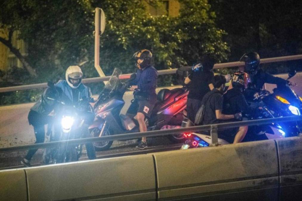 La huída espectacular se produjo cuando la policía amenazó con usar 'balas reales' si los manifestantes radicales, que lanzan ladrillos y cócteles molotov, recurrían a 'armas letales' para enfrentar a las fuerzas del orden.
