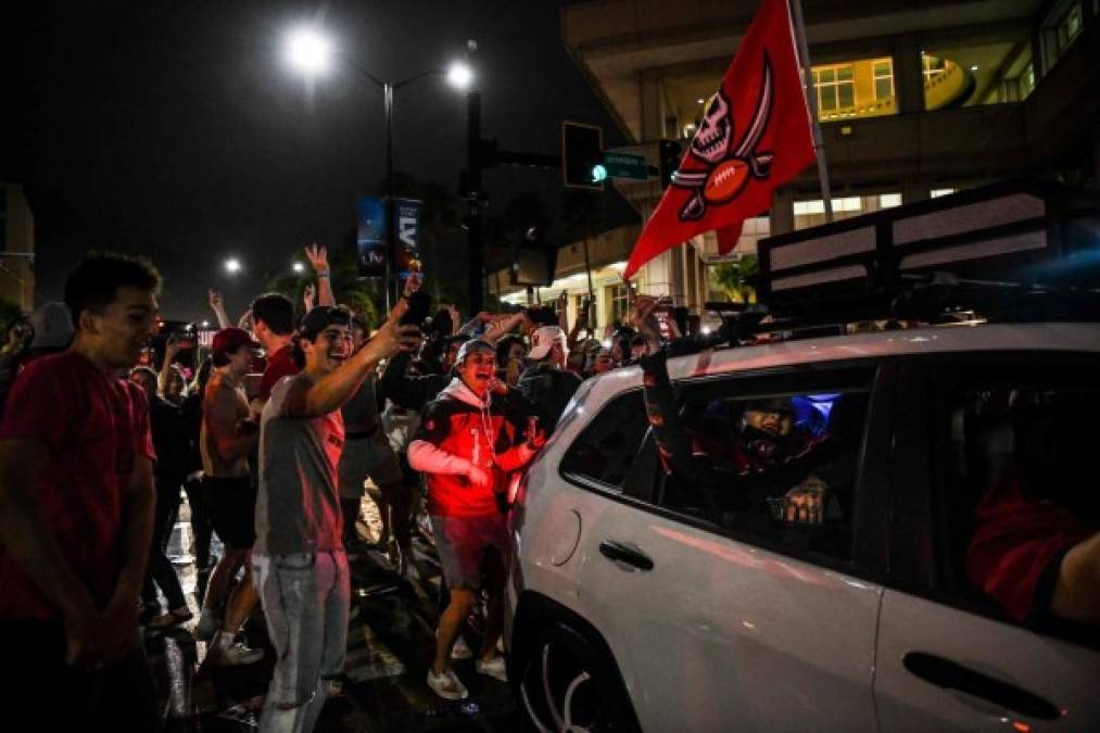 Miles de fans de los Buccaneers desafiaron las restricciones contra el coronavirus y se volcaron a las calles para celebrar la victoria de su equipo en el Super Bowl pese a las advertencias de las autoridades sanitarias sobre rebrotes del virus.