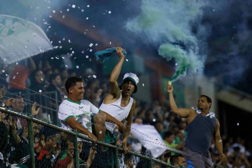 Ambientazo de los aficionados del Platense en el estadio Excélsior.