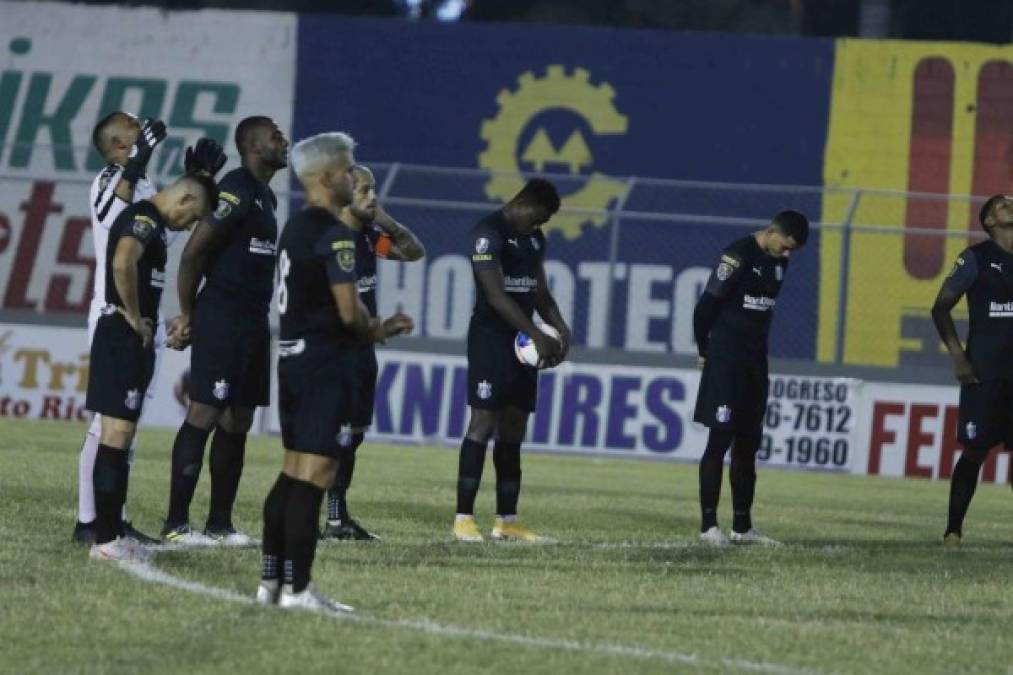 Se guardó un minuto de silencio en el estadio Humberto Micheletti en memoria al padre del futbolista Bryan Cruz, del Honduras Progreso, quien falleció recientemente.