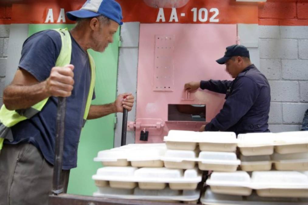 Los reclusos recibe tres tiempos de comida elaborada en la cocina general.