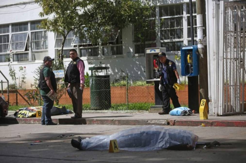 Un guardia de seguridad del hospital también falleció en el tiroteo.