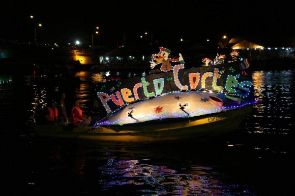 Cientos de turistas disfrutaron de la espectacular Noche Veneciana en el Malecón Puerto Caballos de Puerto Cortés como parte de la Feria Agostina.