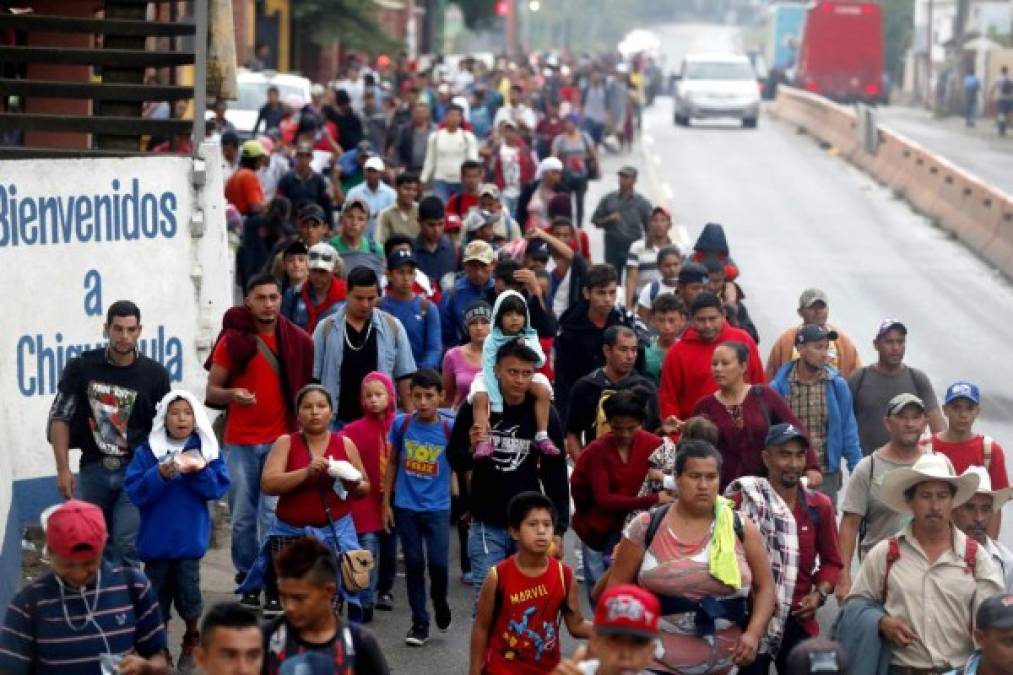 Cientos de migrantes hondureños retomaron su trayecto hacia la frontera de México tras pasar la noche en varios albergues habilitados por las autoridades guatemaltecas en Chiquimula.