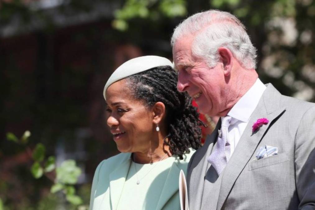 Doria, quien empoderó a su hija y la inspiró para rehacer su vida tras su divorcio, posó junto al príncipe Carlos a la salida de la Iglesia.