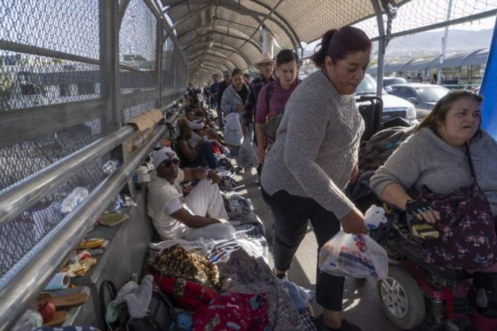 Pese a que Donald Trump decretó el fin de los pedidos de asilo para quienes ingresen ilegalmente a Estados Unidos, más de 200 migrantes no pierden la esperanza y acampan desde hace dos semanas en el puente internacional Paso del Norte, en la frontera entre Ciudad Juárez (México) y El Paso (Texas).