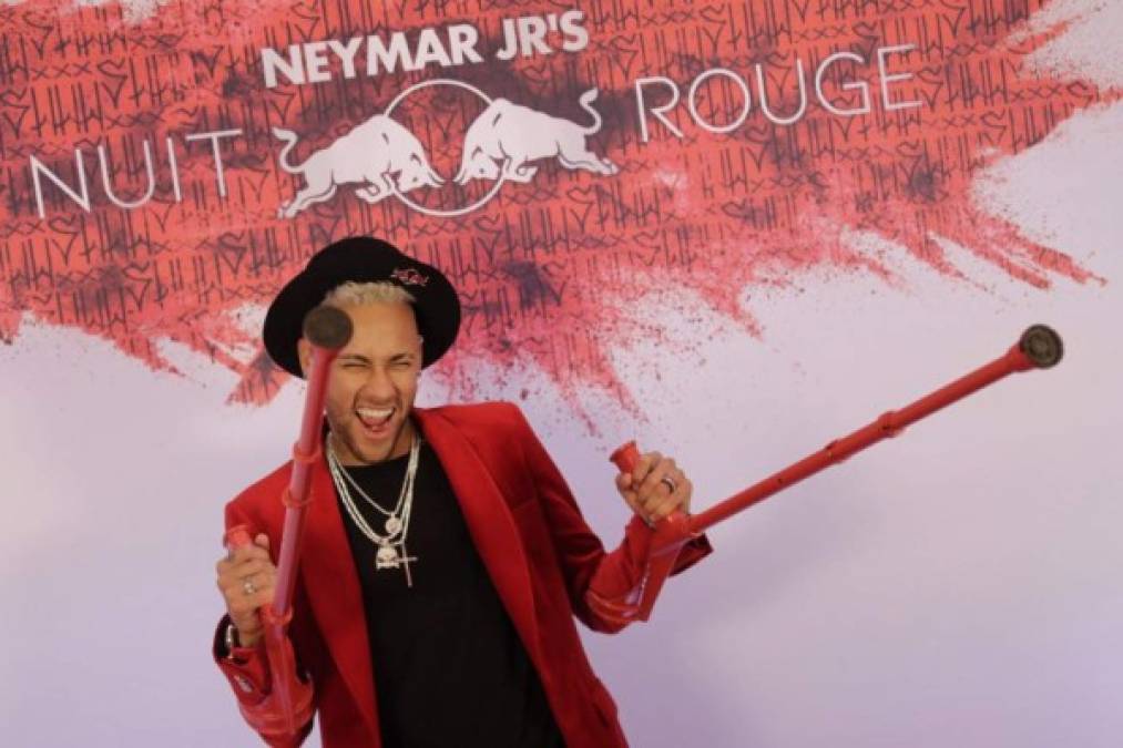 A la fiesta organizada por Neymar, llegaron más de 500 invitados y ocurrió de todo un poco. Inclusive el brasileño terminó llorando.