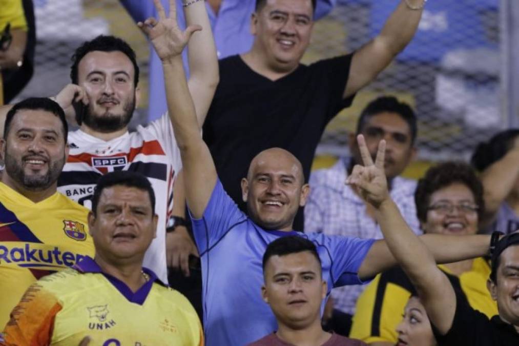 Estos aficionados llegaron temprano al estadio Olímpico de San Pedro Sula y posaron para el lente de Diario LA PRENSA.