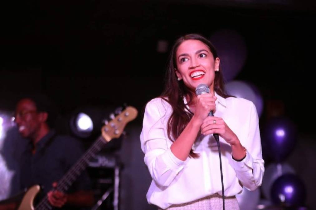 Ahora, Ocasio es la mujer congresista más joven de la historia de Estados Unidos, una marca que anteriormente tenía la representante del distrito 21 de Nueva York, la republicana Elise Stefanik, quien llegó a Washington en 2015 con 30 años.