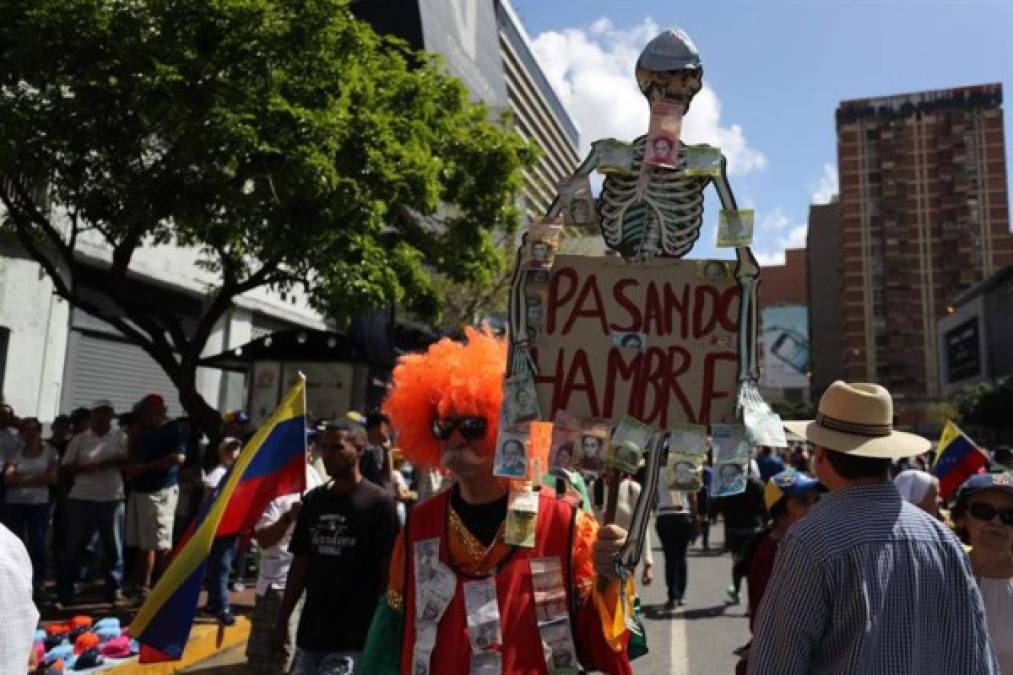 Guaidó convocó a una nueva jornada de protestas para exigirle a la Fuerza Armada que permita el ingreso de la ayuda humanitaria varada en la ciudad fronteriza de Cúcuta, en Colombia.