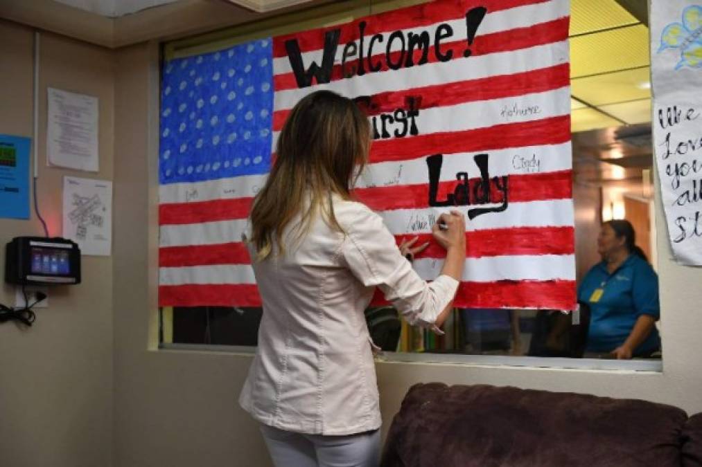 Melania firmó un cartel de la bandera estadounidense que los niños prepararon para darle la bienvenida al albergue.
