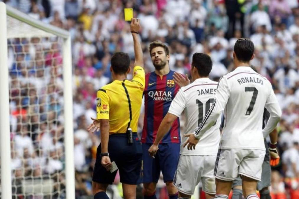 El árbitro Gil Manzano saca la tarjeta amarilla al defensa del FC Barcelona, Gerard Piqué, tras el penal que provocó por una mano en el área.