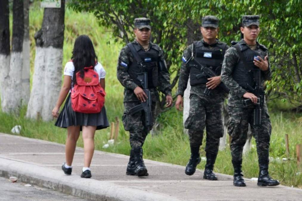 'Aquí estamos en un barrio caliente. Las pandillas Mara Salvatrucha (MS-13) y Barrio 18 querían posesionarse del colegio, hacer del colegio su centro de operaciones', reconoce el profesor Fuentes, ya a punto de jubilarse. AFP