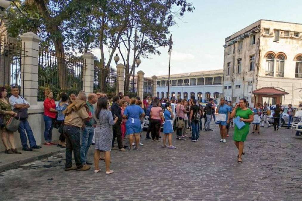 Los trabajadores abandonan el edificio de la Lonja del Comercio (Mercado de Comercio) después de un terremoto en La Habana el 28 de enero de 2020. AFP