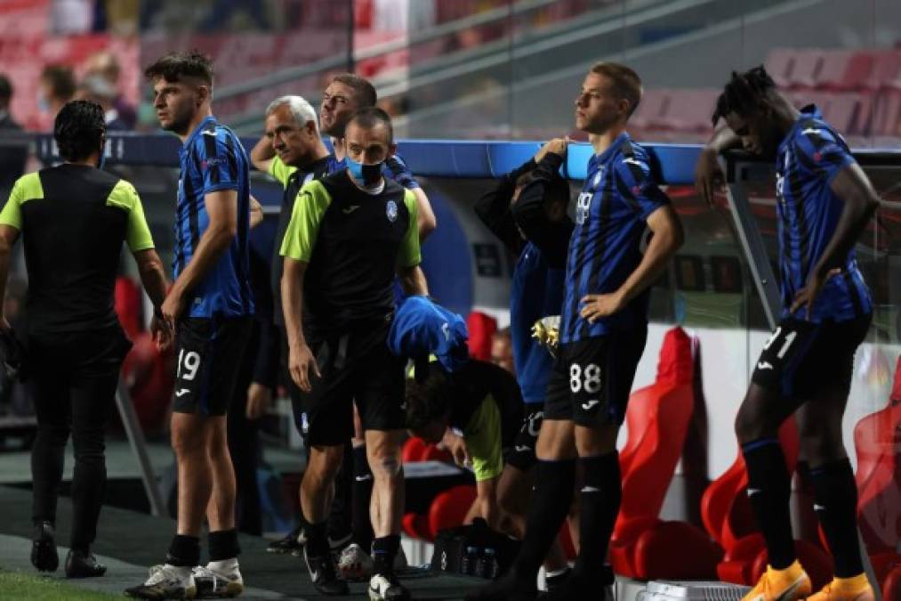 La tristeza de los jugadores del Atalanta al final del partido.