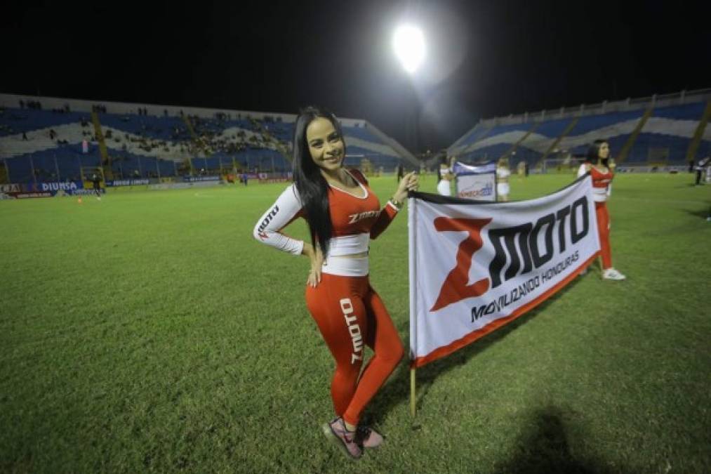 Bellas chicas desfilaron por la cancha del estadio Morazán.