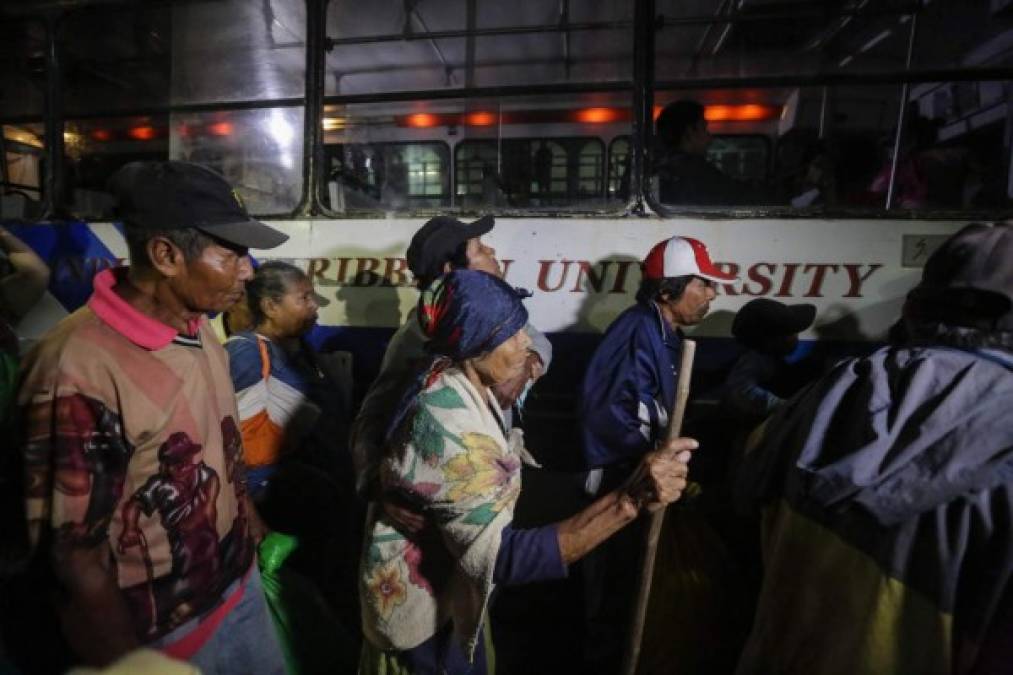 En Greytown, un poblado de unos 2.600 habitantes en Nicaragua, las autoridades evacuaron anoche a miles de personas y las trasladaron a refugios.