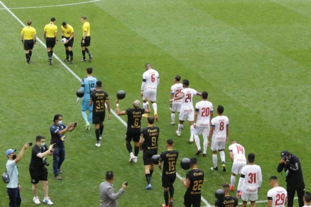 La salida de los equipos titulares de Olimpia y Motagua a la cancha del Red Bull Arena.