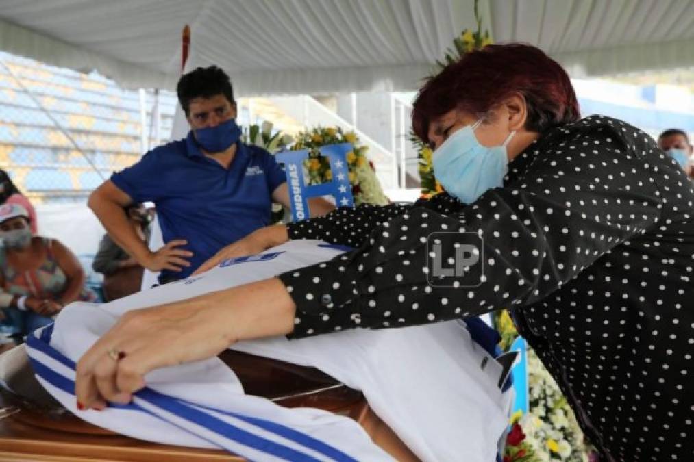 Doña Socorro Herrera, hermana de Chelato Uclés, llorando sobre el ataúd de su hermano.