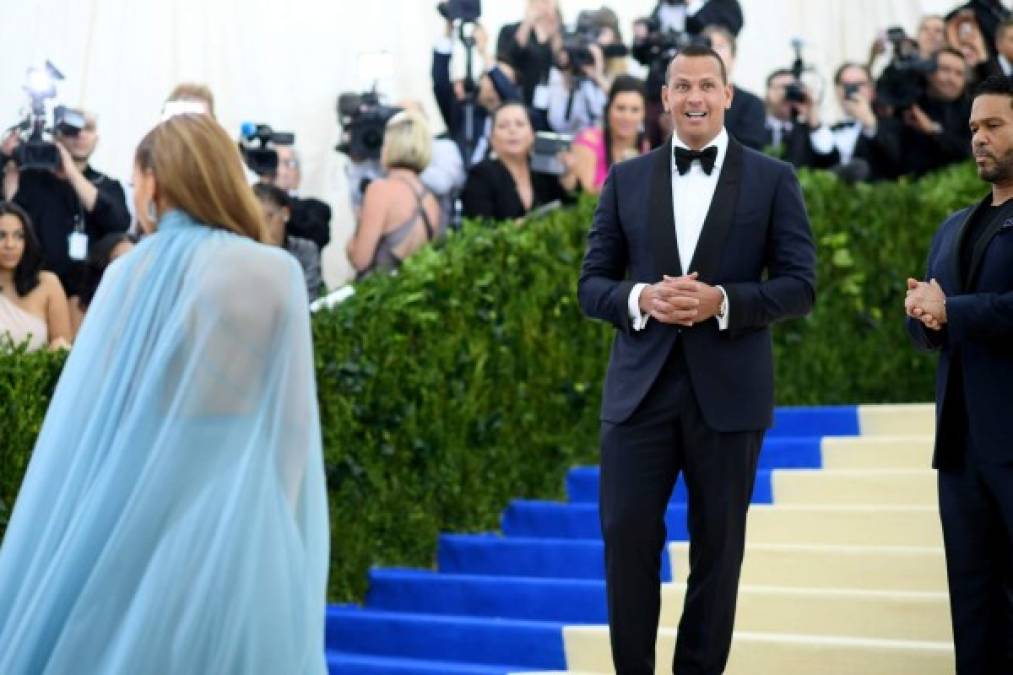 Un apuestísimo Alex Rodríguez dejó también brillar a su pareja en la alfombra azul de la gala MET.