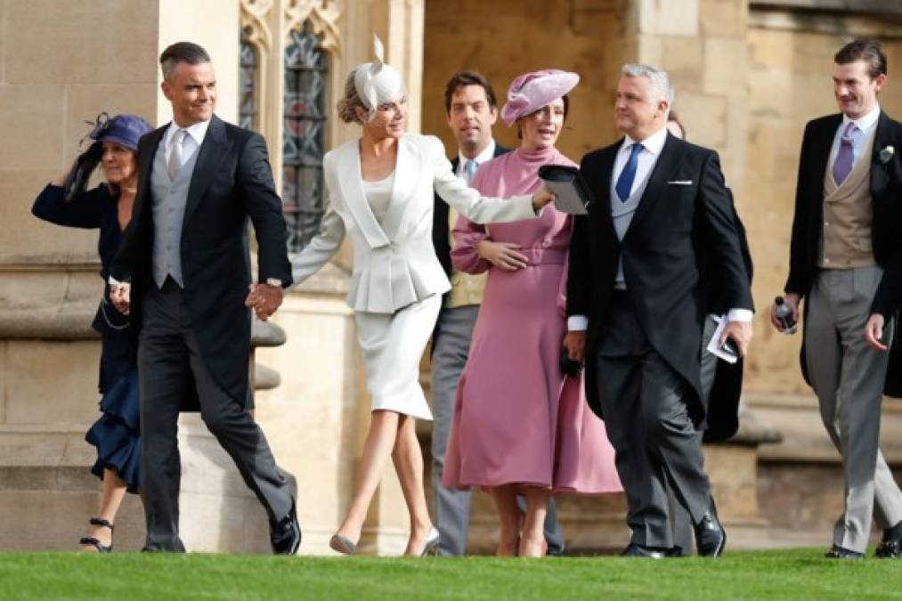 Robbie Williams, acompañado por su esposa, Ayda Field, y su suegra.