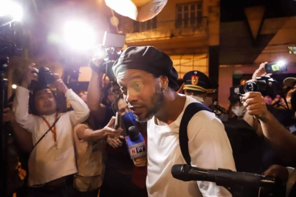 Ronaldinho tuvo que pagar en el estatal Banco Nacional de Fomento la suma de 1,6 millones de dólares como fianza para él y su hermano.