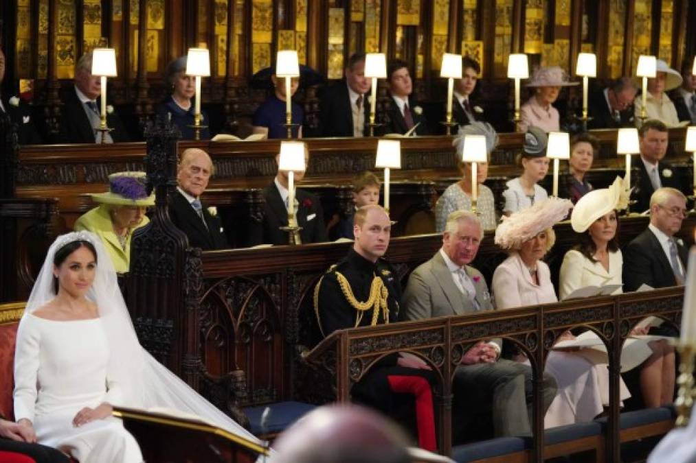 La reina presenció los actos protocolares de la boda de su nieto Harry, sin embargo en ocasiones se le observó distraída de la ceremonia. / AFP PHOTO / POOL / Jonathan Brady