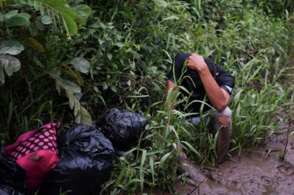 Los migrantes que no lograron cruzar ayer la frontera de El Salvador en el Amatillo, arriesgaron sus vidas nadando por las crecidas aguas del río Goascorán para ingresar ilegalmente al vecino país.