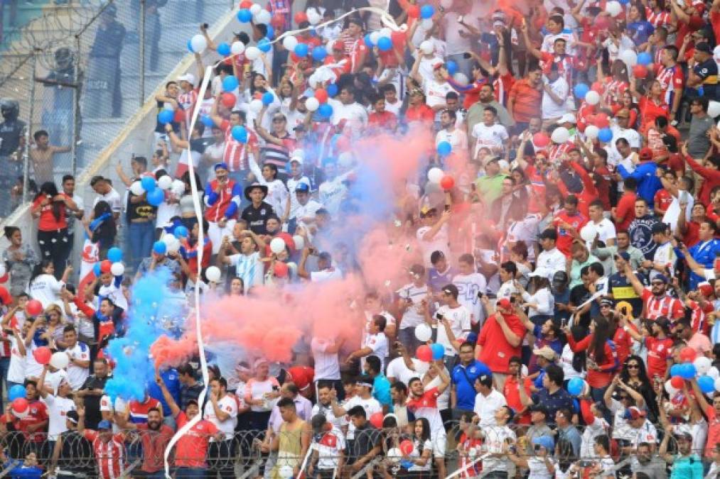 Los aficionados del Olimpia armaron la fiesta en las gradas.