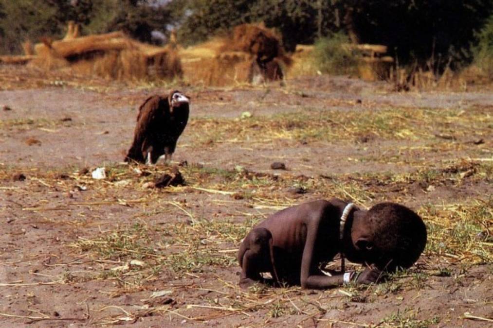 'El niño y el buitre'. El fotógrafo sudafricano Kevin Carter recibió un Pulitzer por esta imagen que refleja la hambruna en Sudán. Carter se suicidó 3 meses después de ganar el premio.
