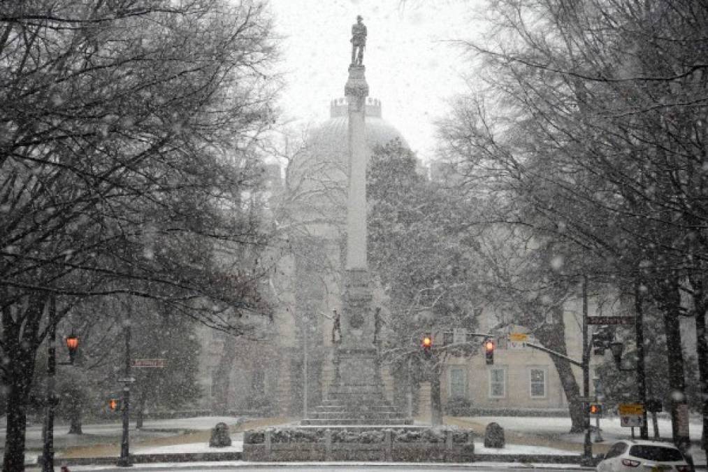 En Louisiana y Tennessee las temperaturas permanecerán por debajo de los 20 grados Fahrenheit. El frío gélido también afecta algunas zonas de Florida donde se prevé una importante caída de los termómetros.