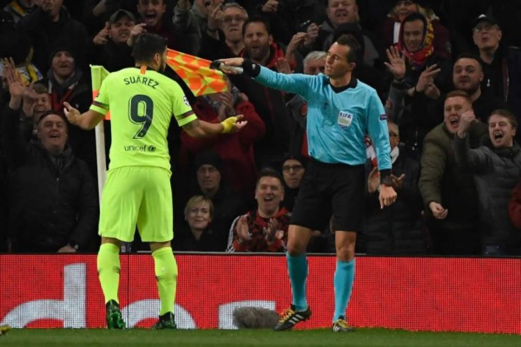 El asistente dos anuló el gol y Luis Suárez le reclamó. Pero luego fueron al VAR y lo dieron por bueno.