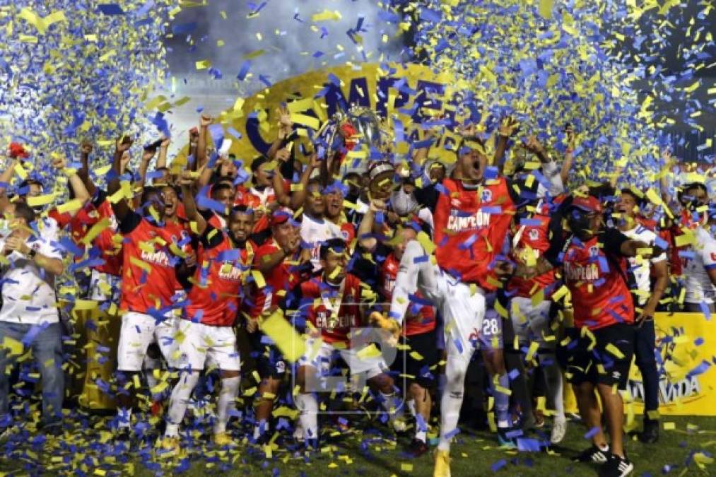 Los jugadores del Olimpia celebrando muy eufóricos con la Copa 33 del Olimpia.