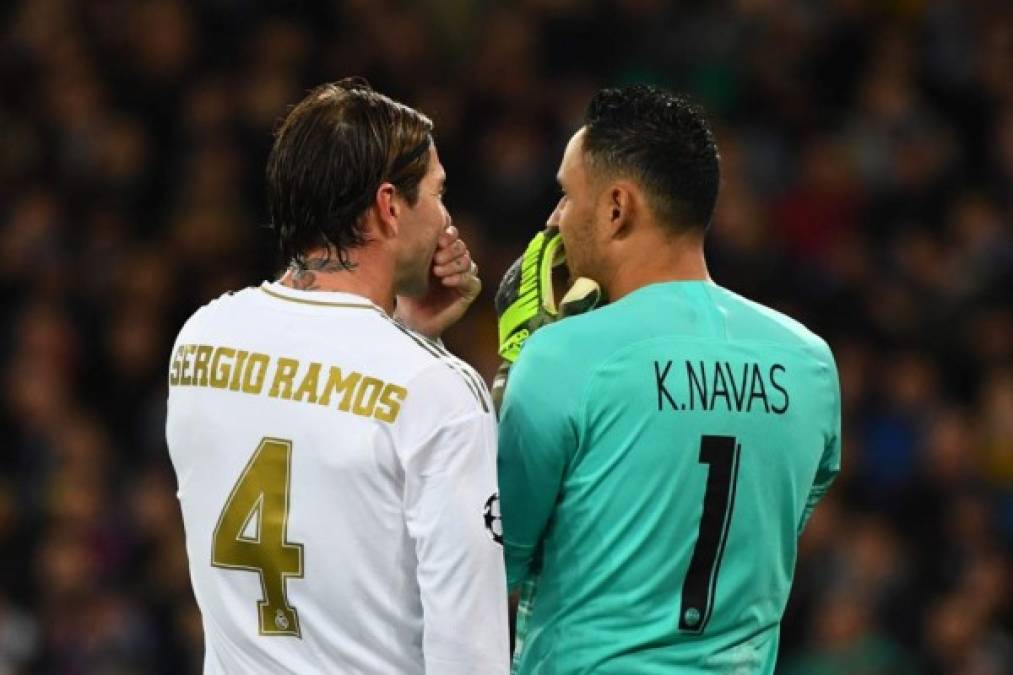 ¿Qué se habrán dicho? En un tramo del partido, las cámaras captaron a Sergio Ramos conversando con el portero tico Keylor Navas.