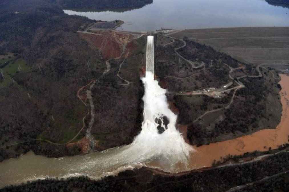 En California, las autoridades evacuaron a más de 200 mil personas luego de que la represa Oroville, la más alta de EUA, amenazara con desbordarse.