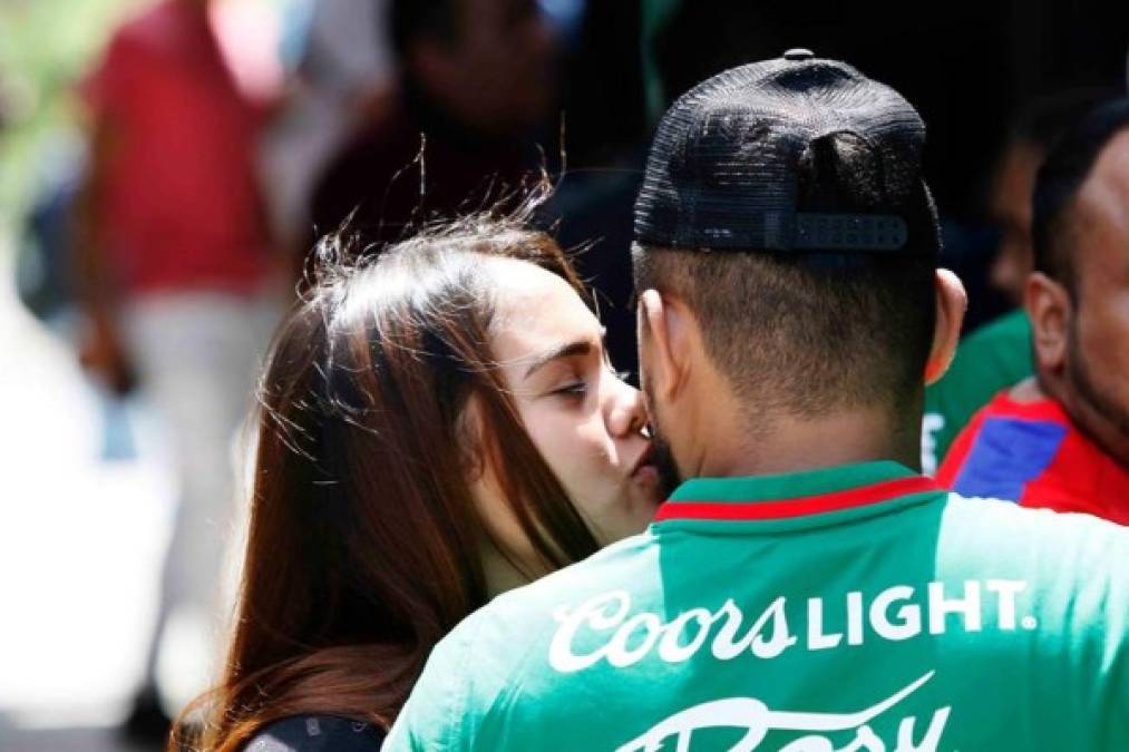 Esta chica le dio su respetivo beso al joven que la acompañaba.