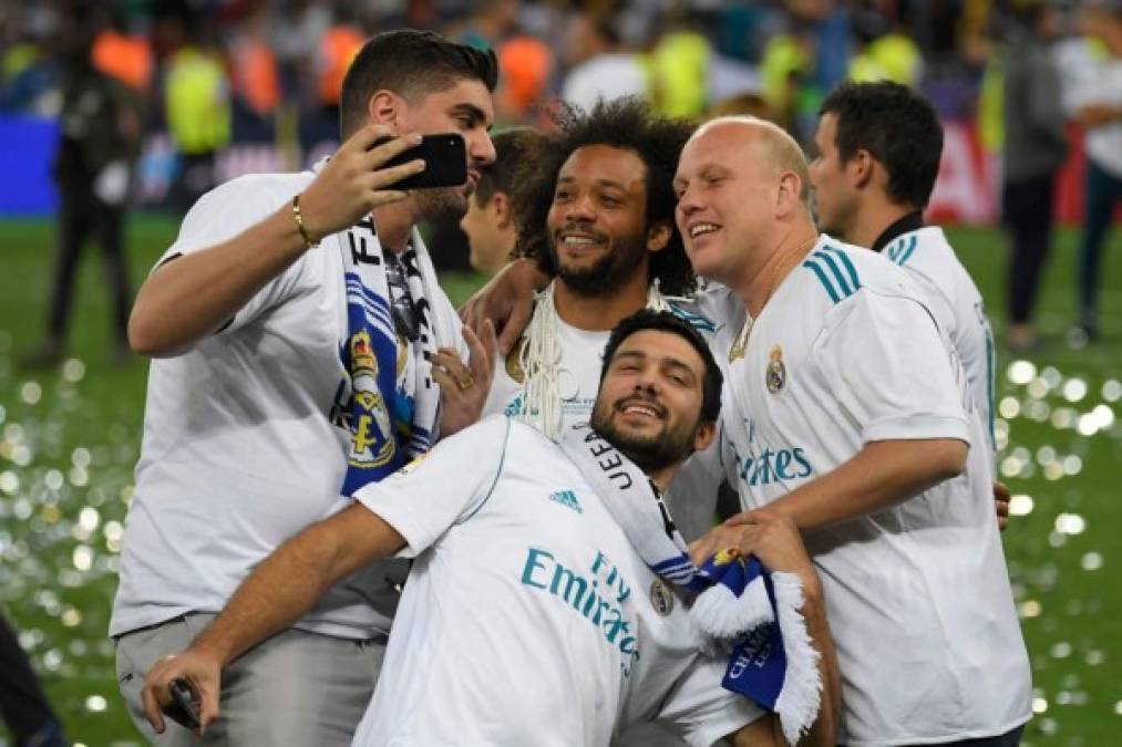 Marcelo posando para una selfie con aficionados del Real Madrid. Foto AFP