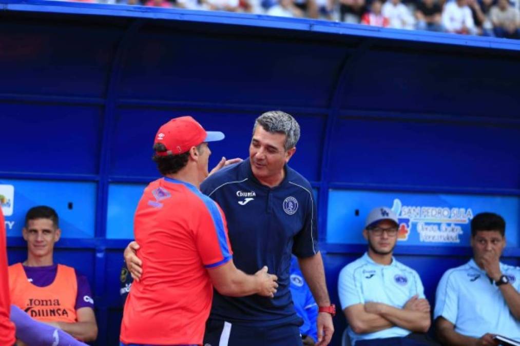 Previo al pitazo inicial, el argentino Pedro Troglio tuvo el buen gesto de ir a saludar a Diego Vázquez. Ambos mostraron su profesionalismo y conversaron por algunos minutos.