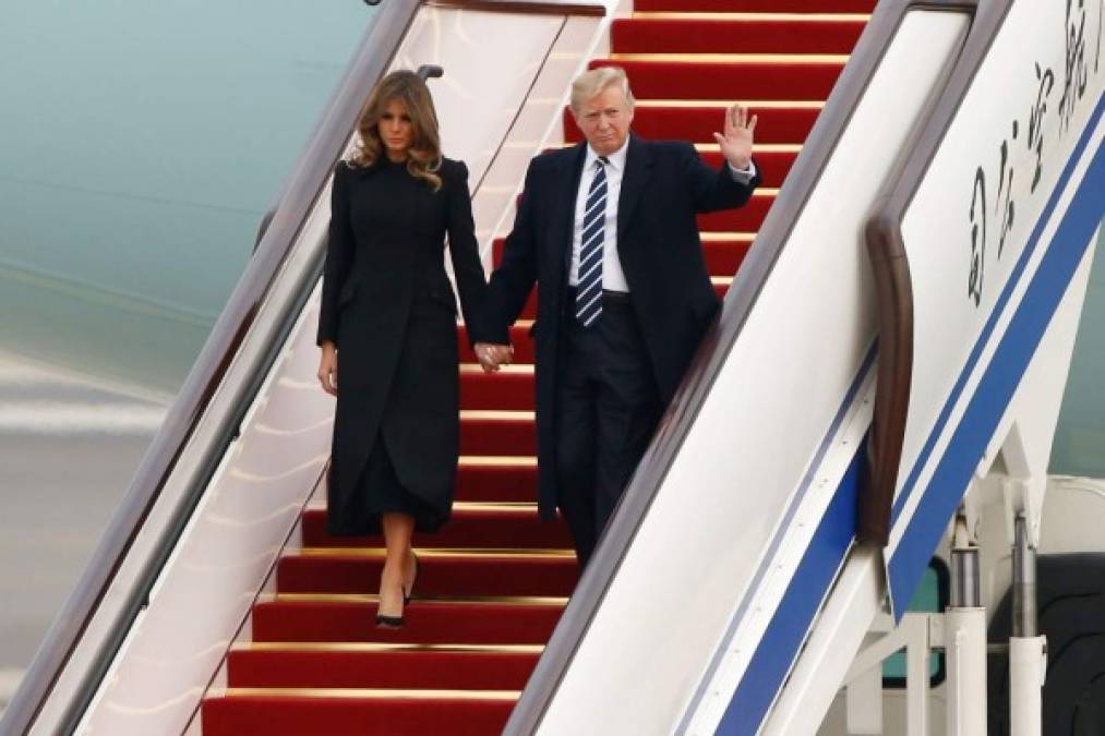 Melania acompaña al presidente Trump en una gira de 12 días por Asia.<br/>