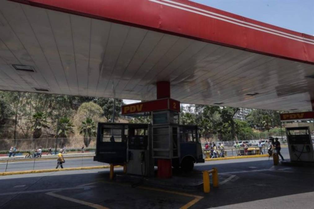 Venezuela cuenta con un parque de 1,765 estaciones de servicio en el país. Sin embargo, expertos advierten que los niveles de producción actual no permiten atender la demanda de los usuarios.