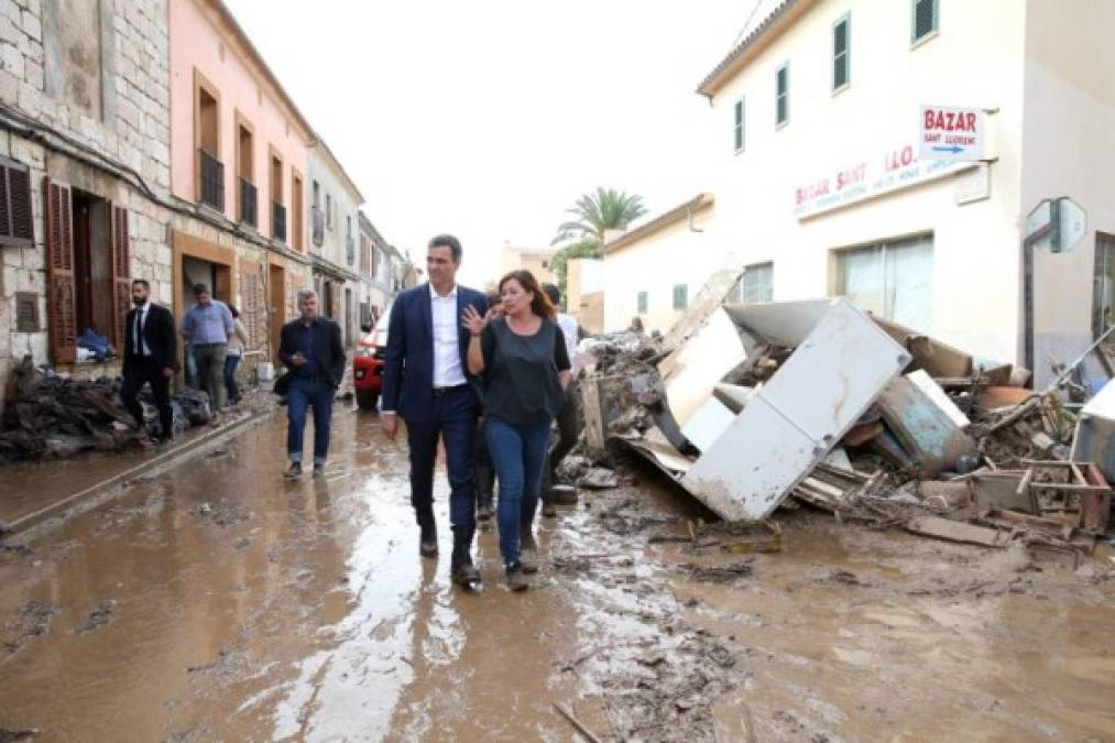 En España, fuertes inundaciones en la isla de Mallorca dejaron 12 personas muertas, entre estas varios turistas. El presidente español, Pedro Sánchez, recorrió este jueves la zona devastada por las riadas.