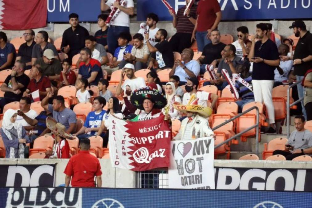 Algunos aficionados mexicanos llegaron al BBVA Compass Stadium y apoyaron a Qatar contra Honduras con pancartas.