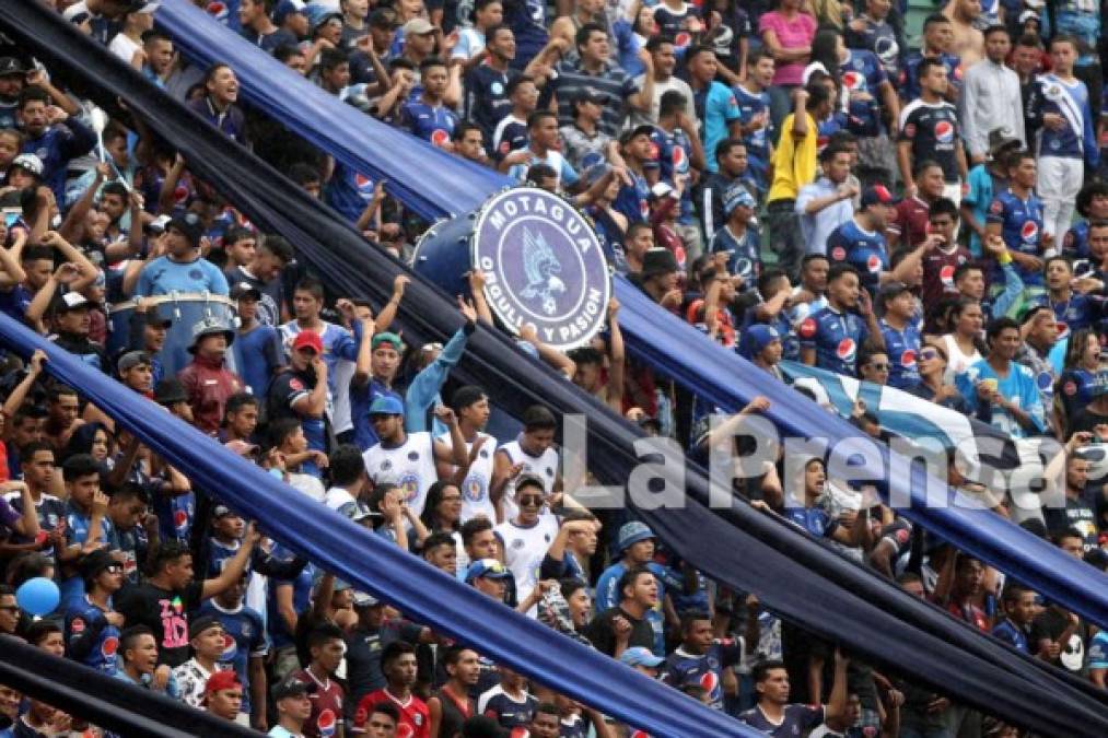 Los aficionados del Motagua llenaron el estadio Nacional para apoyar a su equipo ante el Marathón.