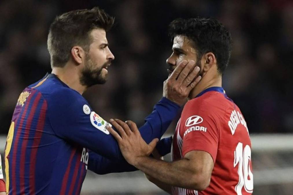 El gesto de Gerard Piqué. El defensa del Barcelona trató de calmar a Diego Costa que estaba fuera de sí por la expulsión. Foto AFP