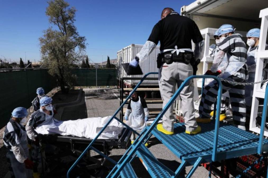 En El Paso, localidad fronteriza con México, las autoridades se han visto obligadas a recurrir a los prisioneros para trasladar los cuerpos de las víctimas del coronavirus a las morgues móviles ante el aumento de decesos por el virus en esa región.